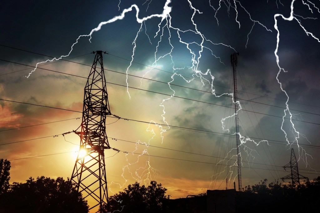 Power Grid Threats: From Ground Zero to Safety- Detailed Steps for Surviving Power Grid Failure, Managing Fallout Risks, and Building Effective&nbsp;Shelters